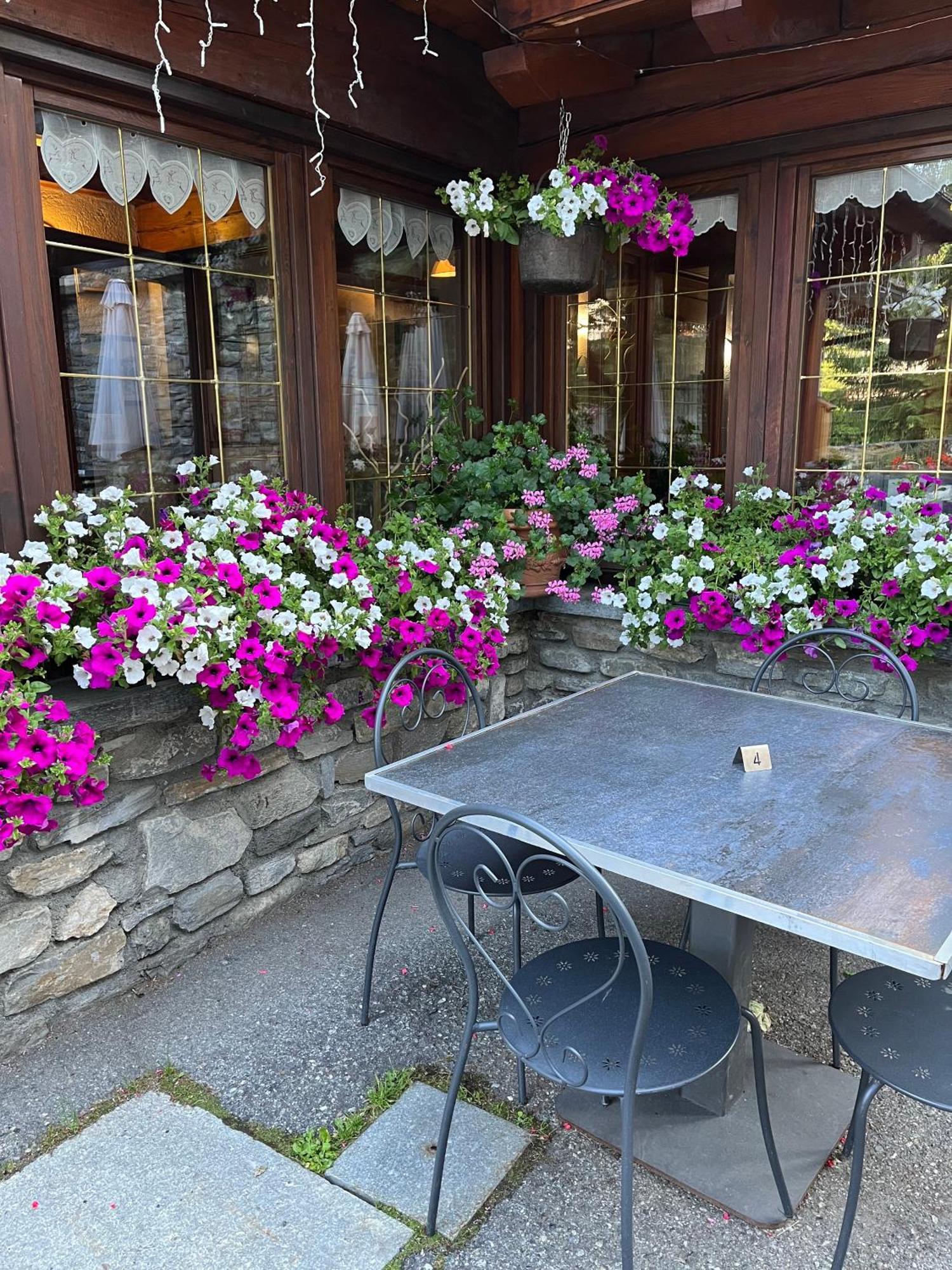 Hotel Coeur Du Village La Thuile Exterior foto
